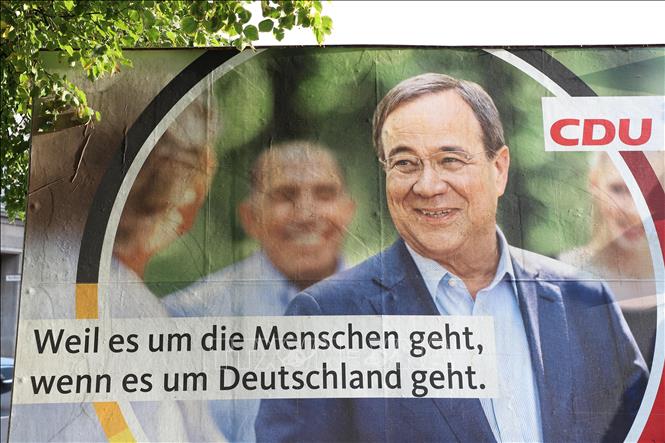 Thủ tướng Merkel huy động sự ủng hộ cho ứng cử viên Laschet Pano tranh cử của liên đảng CDU/CSU với ứng cử viên thủ tướng Armin Laschet. Ảnh: Mạnh Hùng/Pv TTXVN tại CHLB Đức