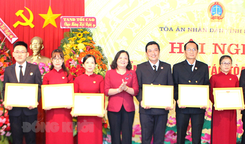 Phó bí thư Thường trực Tỉnh ủy - Chủ tịch HĐND tỉnh Hồ Thị Hoàng Yến trao danh hiệu “Chiến sĩ thi đua Tòa án nhân dân” cho các cá nhân tại hội nghị triển khai công tác tòa án năm 2021 (ảnh tư liệu). Ảnh: H. Đức