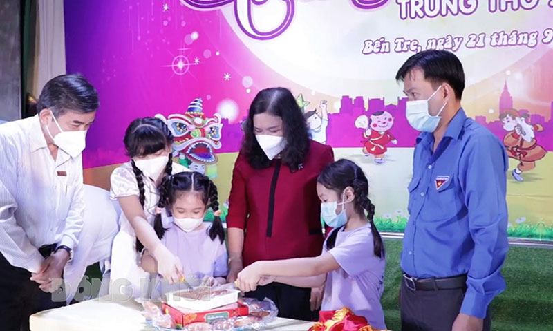 Phó bí thư Thường trực Tỉnh ủy - Chủ tịch HĐND tỉnh Hồ Thị Hoàng Yến cùng phá cỗ Trung thu với thiếu nhi tại buổi ghi hình.