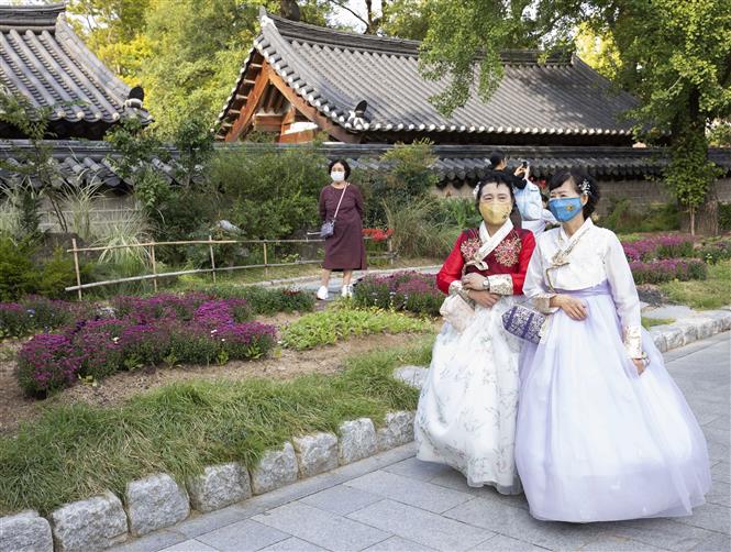 Khách du lịch trong trang phục truyền thống Hanbok của Hàn Quốc thăm làng Hanok ở Jeonju, trong kỳ nghỉ lễ Trung thu (Chuseok) ngày 20-9-2021. Ảnh: THX/TTXVN