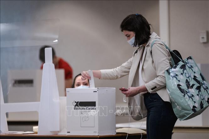 Cử tri bỏ phiếu tại một địa điểm bầu cử ở Montreal, Quebec, Canada, ngày 20-9-2021. Ảnh: AFP/TTXVN