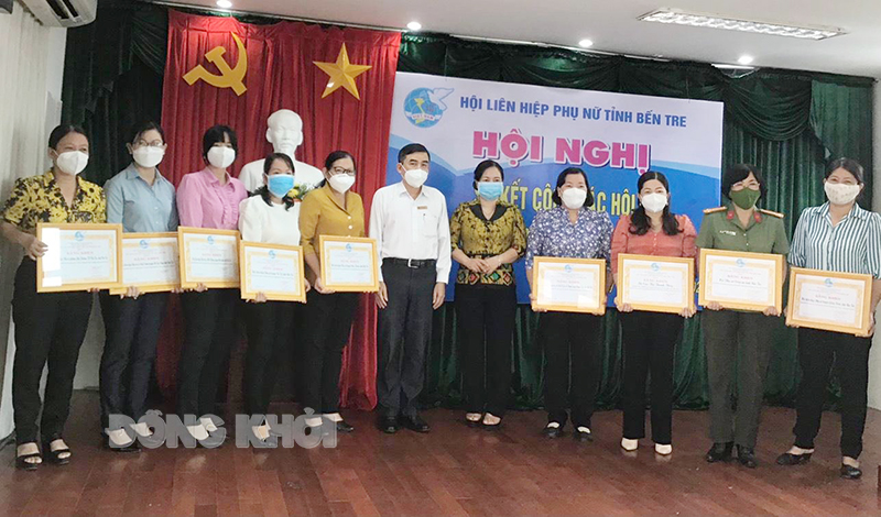 Sơ kết công tác hội và phong trào phụ nữ quý III năm 2021 Trao bằng khen cho các tập thể, cá nhân tiêu biểu trong phong trào thi đua phòng chống dịch Covid-19.
