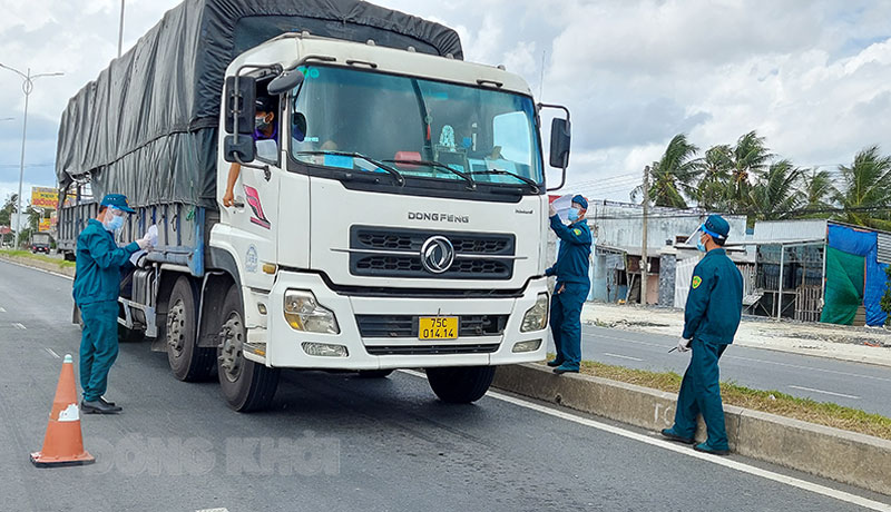 Lực lượng làm nhiệm vụ kiểm soát phương tiện ra vào tỉnh tại chốt cầu Rạch Miễu.