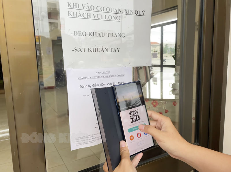 Sử dụng đồng bộ các ứng dụng công nghệ trong phòng chống dịch Covid-19 Quét mã QR trước khi vào trụ sở cơ quan, đơn vị. Ảnh: Thanh Đồng