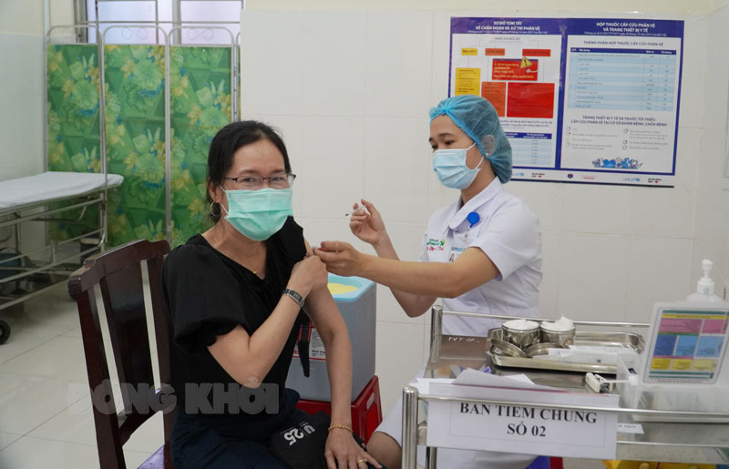 Đến 11 giờ ngày 23-9-2021, tỉnh không có thêm ca mắc Covid-19 Cán bộ y tế Bệnh viện Nguyễn Đình Chiểu thực hiện tiêm ngừa vắc-xin phòng Covid-19.