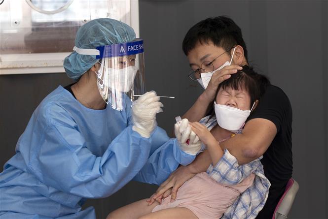 Thế giới trên 4,7 triệu người tử vong; Ca mắc mới tăng vọt tại Hàn Quốc sau Tết Trung thu Nhân viên y tế lấy mẫu xét nghiệm COVID-19 cho người dân tại Seoul, Hàn Quốc ngày 18-9-2021. Ảnh: THX/TTXVN
