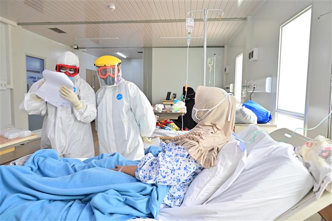 Thế giới trên 4,7 triệu người tử vong; Ca mắc mới tăng vọt tại Hàn Quốc sau Tết Trung thu Điều trị cho bệnh nhân nhiễm COVID-19 tại bệnh viện ở Jakarta, Indonesia. Ảnh: AFP/TTXVN