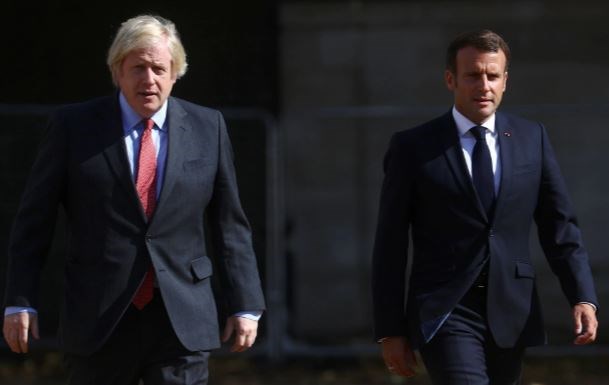 Thủ tướng Anh muốn khôi phục quan hệ hợp tác với Pháp Tổng thống Emmanuel Macron và Thủ tướng Anh Boris Johnson. (Nguồn: Reuters)