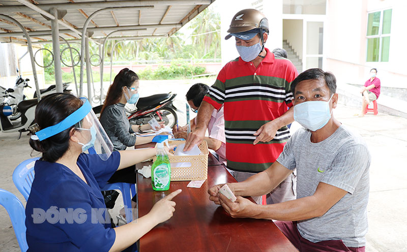 Các ý kiến xung quanh việc chi hỗ trợ lao động tự do Lao động tự do ở xã Phú Nhuận, TP. Bến Tre nhận hỗ trợ 1,5 triệu đồng/người. Ảnh: Thạch Thảo