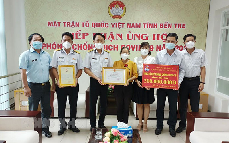 Tiếp nhận tiền hỗ trợ, trao thư cám ơn, bằng khen cho đơn vị tài trợ.