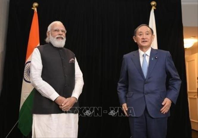  Thủ tướng Nhật Bản Suga Yoshihide (phải) và Thủ tướng Ấn Độ Narendra Modi trong cuộc gặp tại Washington D.C., Mỹ, ngày 23-9-2021. Ảnh: Kyodo/TTXVN