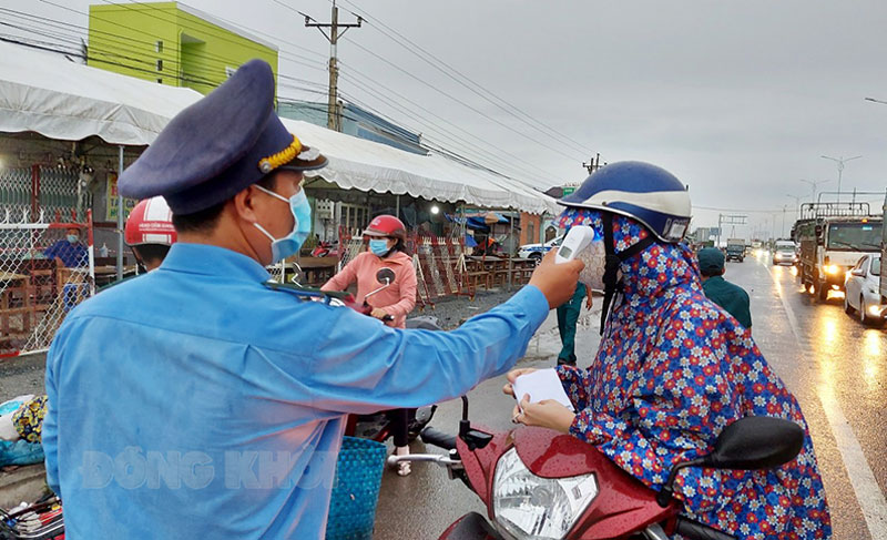 Lực lượng kiểm soát tại chốt cửa ngỏ ra vào tỉnh. Ảnh: Phan Hân