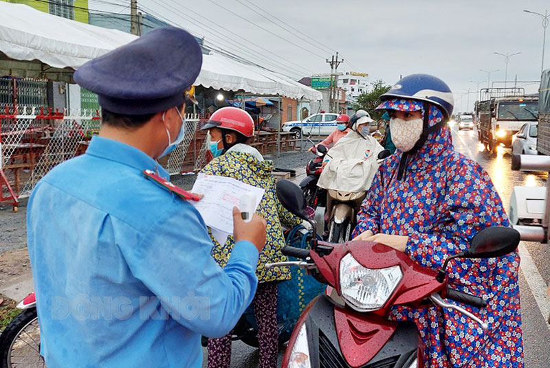 Lực lượng làm nhiệm vụ kiểm soát phương tiện giao thông vào tỉnh.