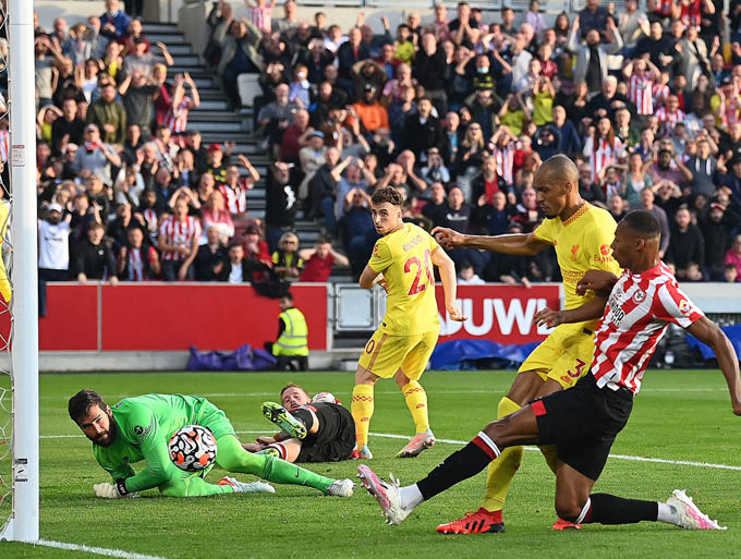 Liverpool lên đỉnh bảng trong run rẩy Pinnock mở tỷ số cho Brentford ở trận gặp Liverpool tại vòng 6 Ngoại hạng Anh 2021/22