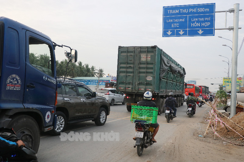 Hơn 1 ngàn xe được gia hạn thời gian sử dụng vé qua Trạm thu phí cầu Rạch Miễu Thu phí không dừng giúp tài xế qua trạm không cần tiếp xúc với nhân viên, không dùng tiền mặt, giảm nguy cơ lây nhiễm Covid-19.