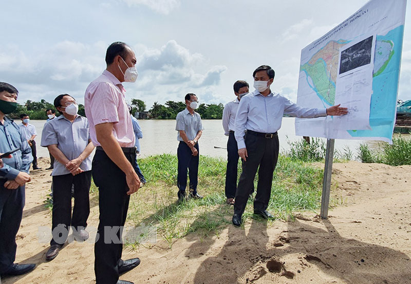 Chúng ta cùng nhau tổ chức thực hiện thành công các công việc Bí thư Tỉnh ủy Lê Đức Thọ khảo sát công trình ngăn mặn, trữ ngọt hệ thống thủy lợi Bắc Bến Tre. Ảnh: Thanh Đồng