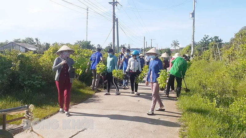 Phụ nữ tham gia trồng cây trên các tuyến đường nông thôn mới. Ảnh: CTV