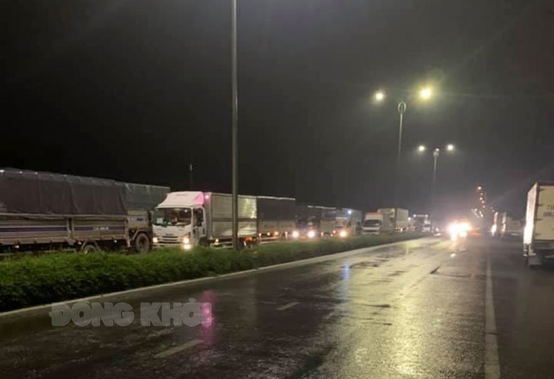 Nhiều phương tiện bị ùn ứ tại chốt kiểm soát cầu Rạch Miễu, hướng Tiền Giang đi Bến Tre.