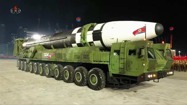 Mẫu tên lửa đạn đạo xuyên lục địa (ICBM) mới của Triều Tiên được giới thiệu trong cuộc duyệt binh kỷ niệm 75 năm thành lập đảng Lao động Triều Tiên tại Bình Nhưỡng ngày 10-10-2020. (Ảnh: Yonhap/TTXVN)