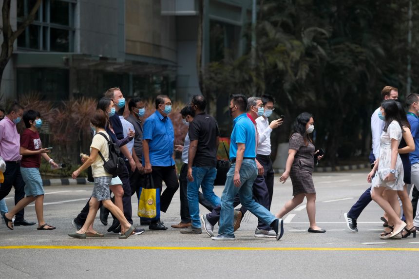 Dân số thường trú của Singapore đã giảm 6,2%, tương đương 0,49 triệu người. Ảnh: Straits Times 