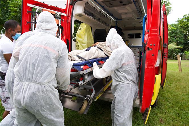  Chuyển bệnh nhân nhiễm COVID-19 tới bệnh viện ở Polynesia, Pháp, ngày 8-9-2021. Ảnh: AFP/TTXVN