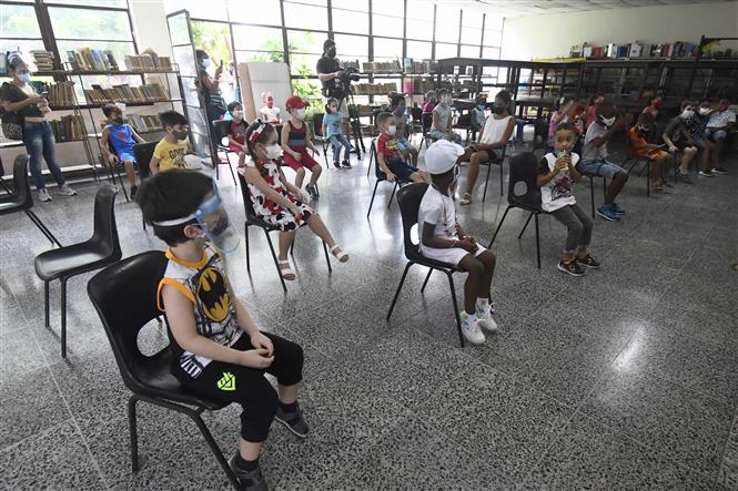 Học sinh được theo dõi sau khi tiêm vaccine phòng COVID-19 tại trường học ở La Habana, Cuba, ngày 16-9-2021. Ảnh: THX/ TTXVN