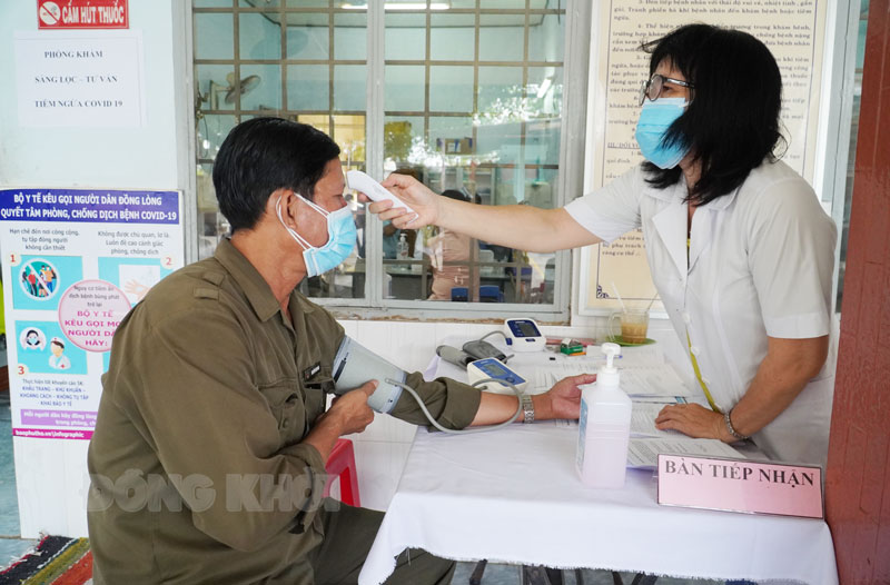 Đến 11 giờ ngày 28-9-2021, tỉnh không có ca mắc Covid-19 Cán bộ y tế làm nhiệm vụ sàng lọc trước tiêm chủng.