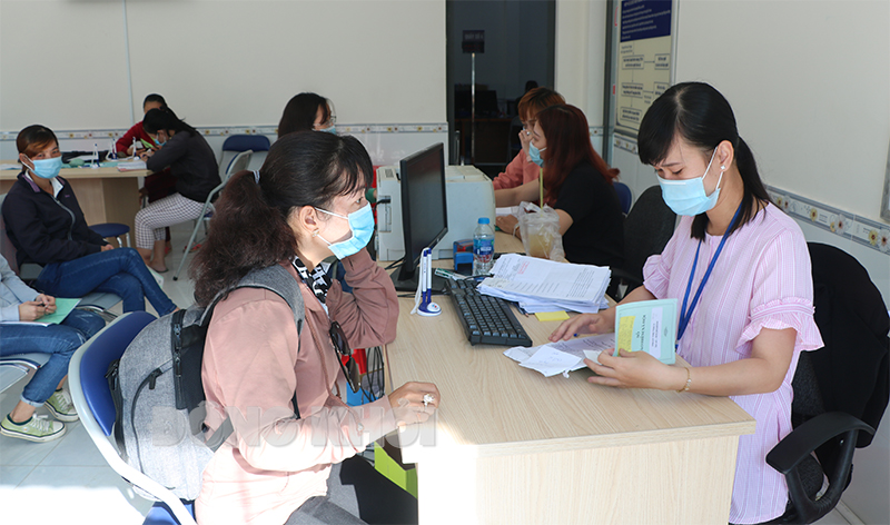 Người lao động nộp hồ sơ hưởng bảo hiểm thất nghiệp tại Trung tâm Dịch vụ việc làm Bến Tre.