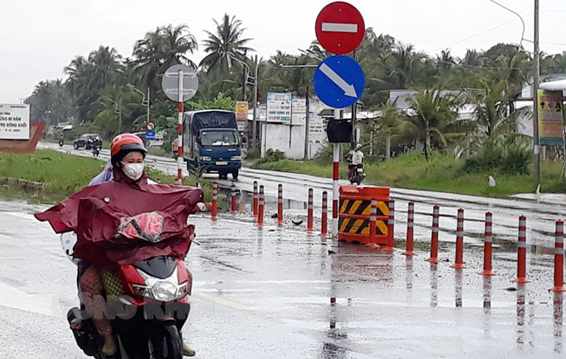 Đảm bảo an toàn giao thông gắn với phòng chống dịch Covid-19 Lắp biển báo chỉ dẫn giao thông tại ngã ba Hòa Lộc, huyện Mỏ Cày Bắc. Ảnh: Thu Huyền