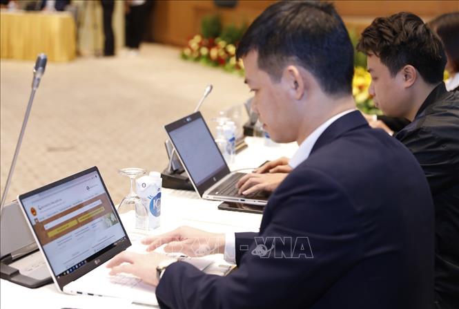 Rà soát, sửa đổi, thay thế hoặc bãi bỏ các thủ tục hành chính không phát sinh hồ sơ Đại diện các cá nhân, doanh nghiệp, đơn vị hành chính công trải nghiệm Cổng Dịch vụ công Quốc gia. Ảnh: Dương Giang/TTXVN