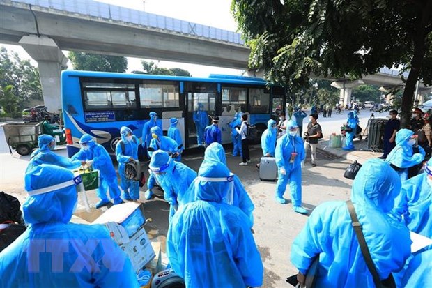 Người dân ngõ 328-330 đường Nguyễn Trãi, phường Thanh Xuân Trung, Hà Nội trở về nhà sau thời gian cách ly tập trung. Ảnh: Tuấn Anh/TTXVN