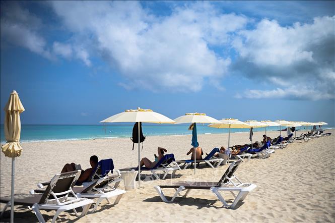 Du khách tại bãi biển ở Varadero, Cuba ngày 3-9-2021. Ảnh: AFP/TTXVN