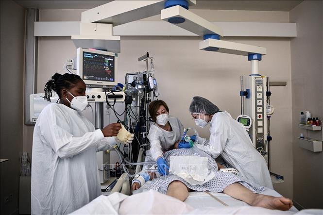 Điều trị cho bệnh nhân COVID-19 tại bệnh viện Saint-Camille ở Paris, Pháp ngày 15-4-2021. Ảnh: AFP/TTXVN