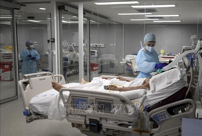 Điều trị cho bệnh nhân nhiễm COVID-19 tại bệnh viện ở Madrid, Tây Ban Nha. Ảnh: AFP/TTXVN