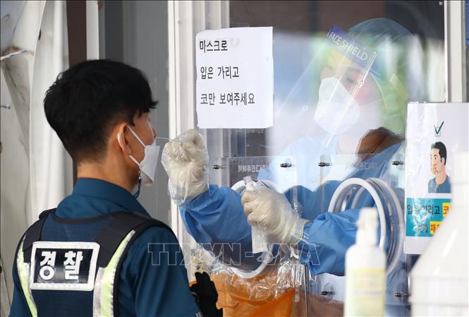 Nhân viên y tế lấy mẫu xét nghiệm COVID-19 tại Seoul, Hàn Quốc, ngày 26-9-2021. Ảnh: YONHAP/TTXVN