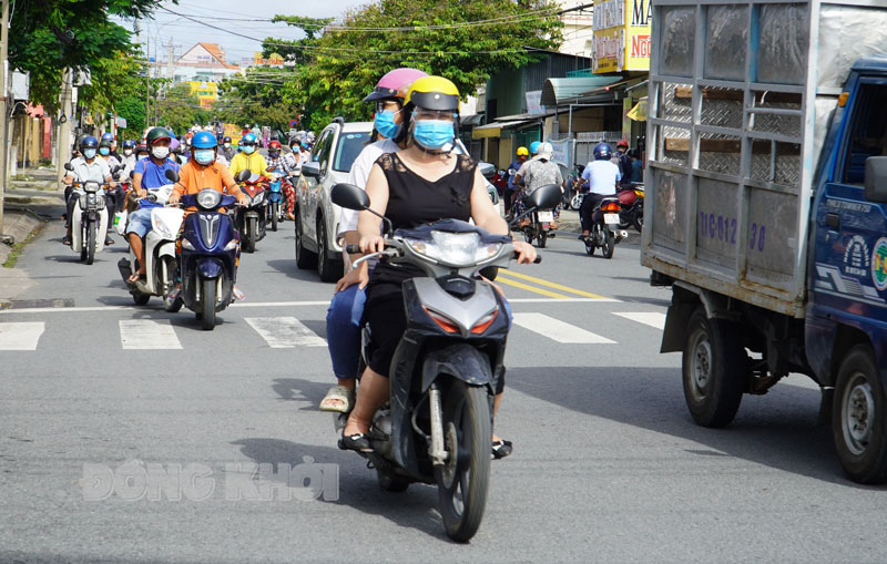 Người dân tiếp tục duy trì thực hiện nguyên tắc “5K” để phòng chống dịch Covid-19.