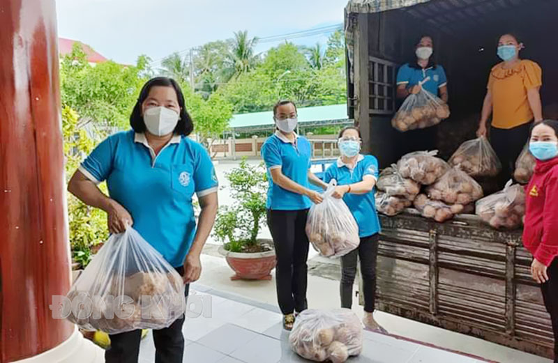 Hội Liên hiệp Phụ nữ huyện tổ chức truyền thông nâng cao nhận thức cộng đồng cho cán bộ, hội viên, phụ nữ về xử lý rác thải tại xã Hưng Lễ. (ảnh tư liệu)