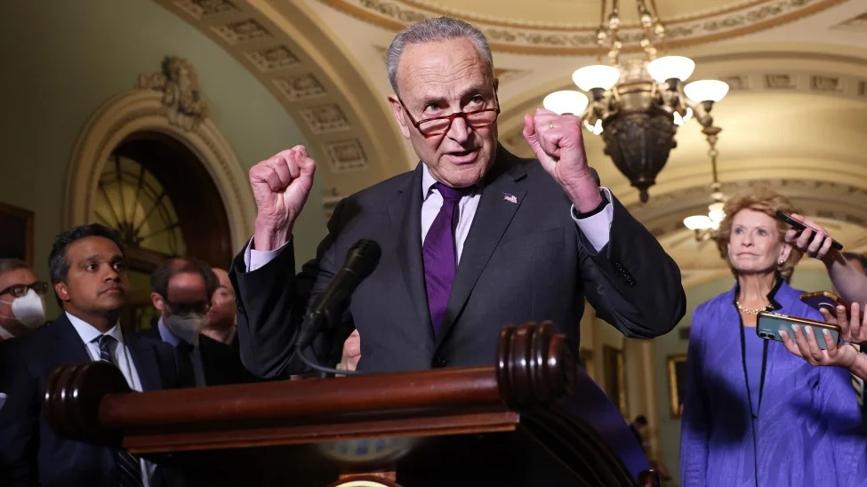 Lãnh đạo phe đa số tại Thượng viện, Thượng nghị sĩ Chuck Schumer phát biểu trước báo giới. Ảnh: CNBC