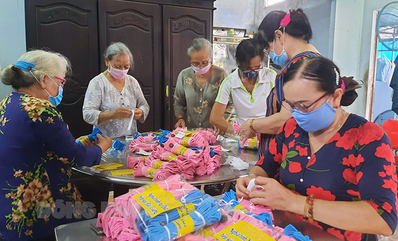 Câu lạc bộ Nữ hưu trí tỉnh với nhiều hoạt động xã hội Hội viên Câu lạc bộ Nữ hưu trí tỉnh may băng đô vải trao tặng các lực lượng tuyến đầu phòng chống dịch Covid-19.