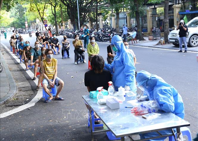 Ngày 1-10-2021, Việt Nam có 6.957 ca F0, trong ngày có 27.250 ca khỏi bệnh Lấy mẫu để sàng lọc ca mắc COVID-19 trong cộng đồng. Ảnh: TTXVN