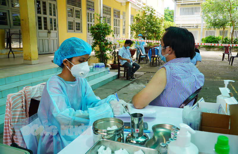 Cán bộ y tế TP. Bến Tre thực hiện tiêm chủng vắc-xin phòng Covid-19 cho công nhân.