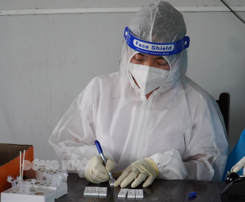 Cán bộ y tế huyện Chợ Lách làm nhiệm vụ lấy mẫu xét nghiệm.