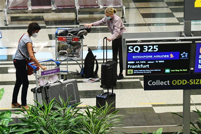 Hành khách tại sân bay quốc tế Changi, Singapore, ngày 8-9-2021. Ảnh: THX/ TTXVN