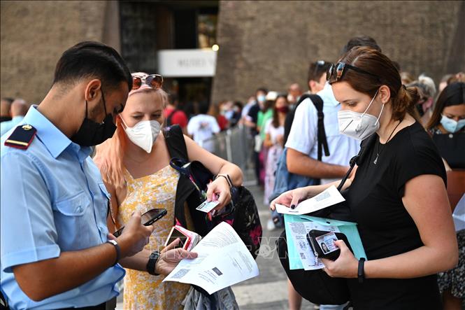 Italy: Bầu cử cấp địa phương và cuộc đua giữa các chính đảng lớn Du khách xuất trình chứng nhận số về COVID-19 của Liên minh châu Âu cấp khi vào thăm quan viện bảo tàng ở Vatican ngày 6-8-2021. Ảnh minh họa: AFP/TTXVN