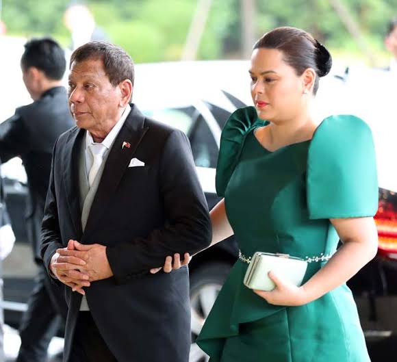 Tổng thống Rodrigo Duterte và con gái, Thị trưởng Davao, Sara Duterte-Carpio. Ảnh: Manila Bulletin