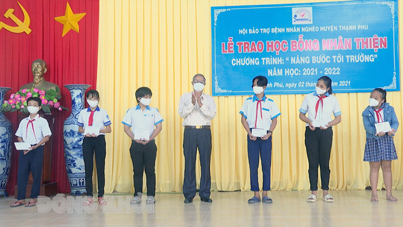 Các em HS huyện Thạnh Phú nhận học bổng Nhân Thiện năm học 2021-2022. Ảnh: Văn Minh