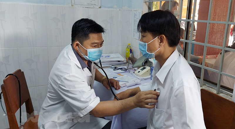 Cán bộ y tế khám sàng lọc trước tiêm vắc-xin phòng Covid-19.