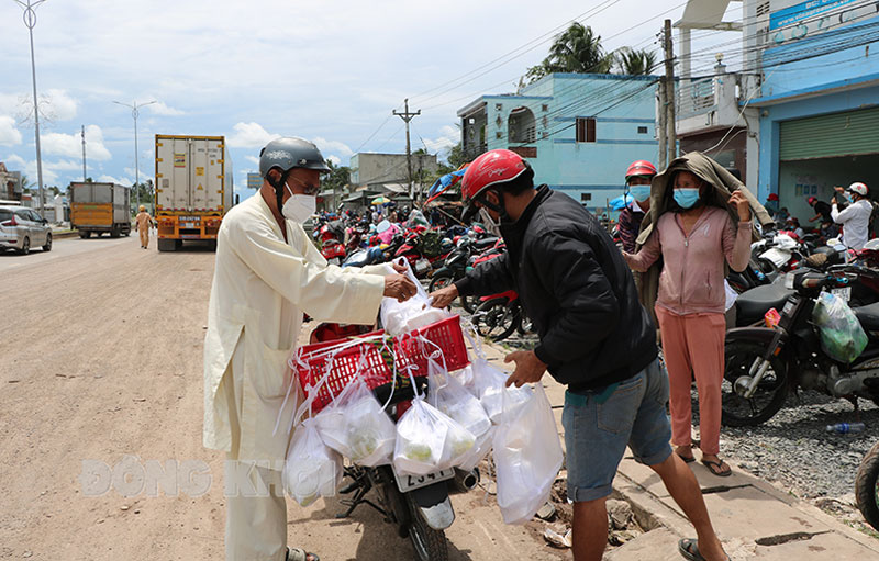 Ông Nguyễn Văn Dũng, pháp danh Thích Chúc Trung tặng cơm cho người dân.