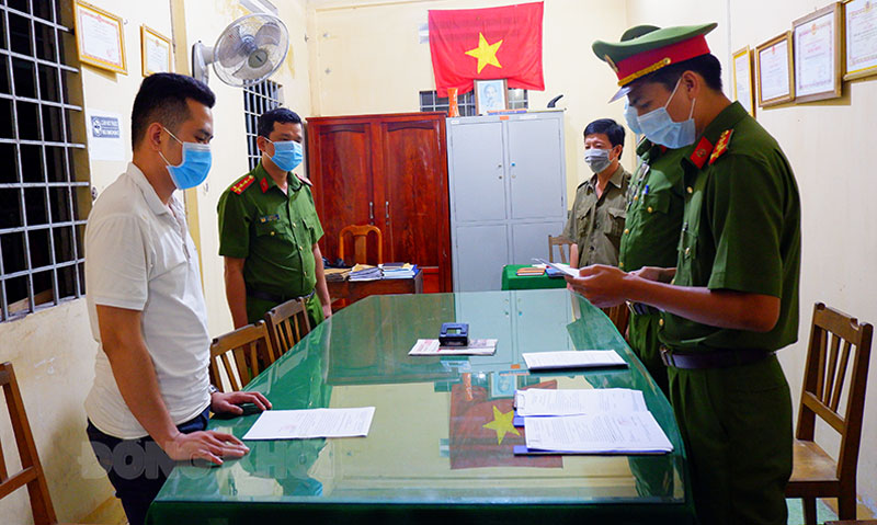 Cơ quan công an tống đạt các quyết định khởi tố bị can.