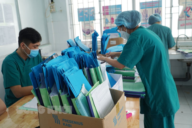 Bước đầu xác định 35 F1 liên quan ca F0 tại An Hiệp Cán bộ y tế phục vụ tại khu điều trị bệnh Covid-19.